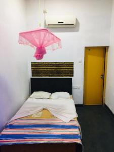 Postel nebo postele na pokoji v ubytování Bathiya Tourist Guest Anuradhapura