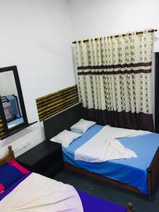 Postel nebo postele na pokoji v ubytování Bathiya Tourist Guest Anuradhapura