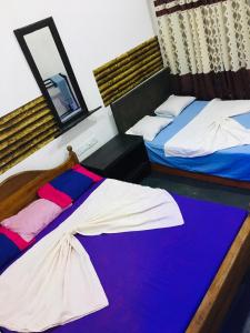 Postel nebo postele na pokoji v ubytování Bathiya Tourist Guest Anuradhapura
