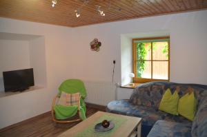 sala de estar con sofá y mesa en Reiters-Ferienhaus, en Russbach am Pass Gschütt