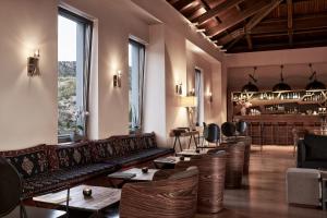 Seating area sa Grand Forest Metsovo - Small Luxury Hotels of the World