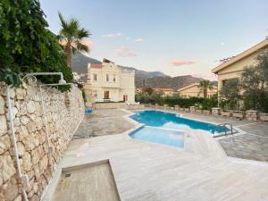 Casa con piscina y pared de piedra en Villa Diana, en Kalkan