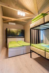 Poschodová posteľ alebo postele v izbe v ubytovaní Bona Natura Nameliai