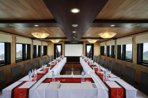 una sala conferenze con tavoli e sedie lunghi di Syrena Cruises a Ha Long