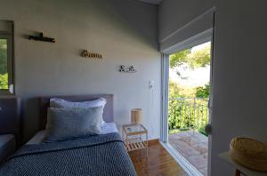 A bed or beds in a room at Avlaki Getaway Villa