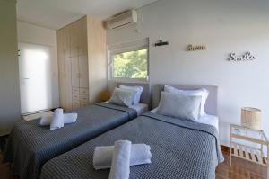 A bed or beds in a room at Avlaki Getaway Villa