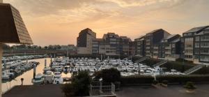 - une vue sur un port de plaisance avec un bouquet de bateaux dans l'établissement La Boussole, à Courseulles-sur-Mer