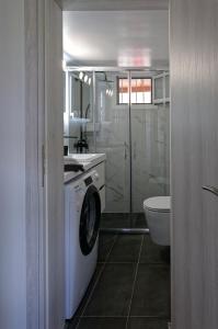 A bathroom at Avlaki Getaway Villa