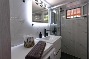 A bathroom at Avlaki Getaway Villa
