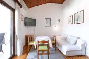 ein Wohnzimmer mit Tisch und Couch in der Unterkunft Marica A2 - Nr 1 in Baška