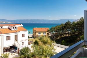 ein Blick auf das Meer vom Balkon eines Hauses in der Unterkunft Marica A2 - Nr 1 in Baška