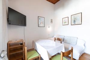 ein Wohnzimmer mit einem weißen Sofa und einem Fernseher in der Unterkunft Marica A2 - Nr 1 in Baška + 2 Fotos