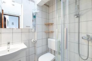 ein Badezimmer mit Dusche, Toilette und Waschbecken in der Unterkunft Marica A2 - Nr 1 in Baška