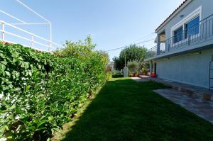 A garden outside Avlaki Getaway Villa