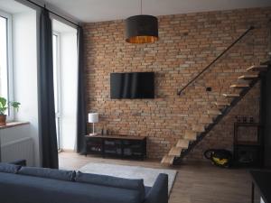 Televízia a/alebo spoločenská miestnosť v ubytovaní Apartament Kołobrzeska