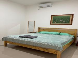 Un pat sau paturi într-o cameră la Linz Beach House