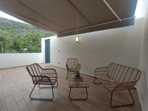 - un groupe de chaises et une table dans une pièce dans l'établissement Royal Ananas, à Saint-Paul