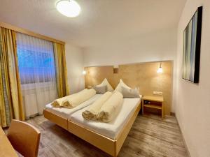 Łóżko lub łóżka w pokoju w obiekcie Arlen Lodge Hotel inkl Premium Karte im Sommer