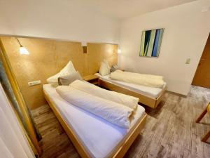 Łóżko lub łóżka w pokoju w obiekcie Arlen Lodge Hotel inkl Premium Karte im Sommer