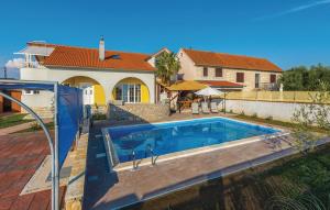 Swimmingpoolen hos eller tæt på Holiday Home Sunce Dalmacije