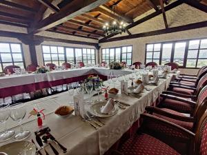 a long table in a room with tables and chairs at Hotel Leonor Mirón in Soria