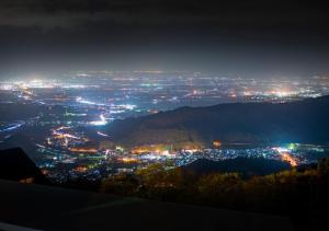 大鰐町にある青森ワイナリーホテル の夜の街並み +28枚の写真