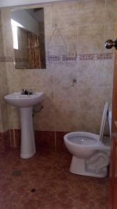 ein Bad mit einem WC und einem Waschbecken in der Unterkunft Hostal Indigo Urubamba in Urubamba