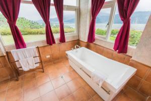 Bilik mandi di Sun Hola Villa