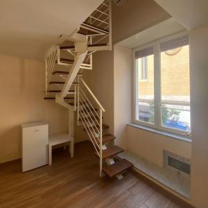 Una escalera en una habitación con ventana en Clelia's Room, en Nápoles
