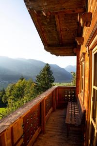 Ein Balkon oder eine Terrasse in der Unterkunft Chalet Irmi Hart im Zillertal