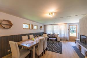 - une salle à manger et un salon avec une table et des chaises dans l'établissement Nuutri Villa, à Kärdla