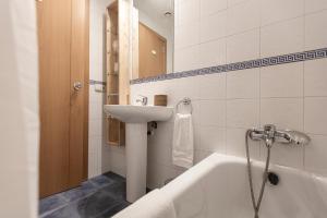 a bathroom with a sink and a bath tub at Outdoor Apartaments - Comfort in Andorra la Vella