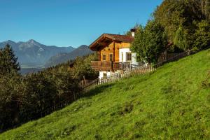 奇勒谷地哈特的住宿－Chalet Irmi Hart im Zillertal，山边的房子