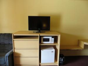 TV a/nebo společenská místnost v ubytování Scottish Inn Winnemucca