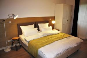 Postel nebo postele na pokoji v ubytování Hotel zum See garni