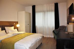 Postel nebo postele na pokoji v ubytování Hotel zum See garni