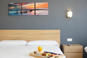 Cama o camas de una habitación en Hotel Maya Alicante
