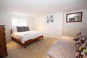 Un pat sau paturi într-o cameră la Hillingdon Hill Court, Uxbridge