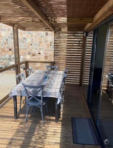 una terraza de madera con mesa y sillas en un patio en Bungalow Chalet 35 m2 camping l ile d or Saint-raphael, en Saint-Raphaël