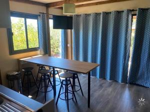 Photo de la galerie de l'établissement Mobil home Chalet 35 m2 camping l ile d or Saint-raphael, à Saint-Raphaël