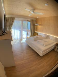 Rúm í herbergi á Seehotel am Hallstättersee modern rooms