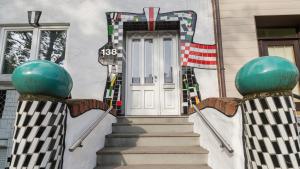 ブレーメンにあるhomestay! einhundertachtunddreißigの玄関に絵が飾られている家