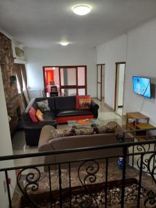 una sala de estar con un sofá y una mesa en ocean palace self catering lodge, en Durban 12 fotos más