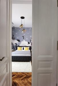 Schlafzimmer mit einem Bett und Meerblick in der Unterkunft ZEN Apartments Oradea in Oradea