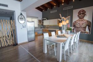 Una cocina y un comedor con mesa y sillas. en Villa Equinox, en Ixia