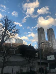 um horizonte da cidade com edifícios altos ao fundo em Tokyo shinjukutei Hotel Asahi gruop 東京新宿亭ホテル em Tóquio