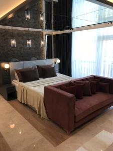 ein Schlafzimmer mit einem großen Bett und einem Sofa in der Unterkunft Esila Hotel in Ankara