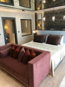 1 cama grande con sofá en una habitación en Esila Hotel, en Ankara