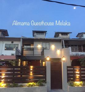 マラッカにあるAlimama Guesthouse Melaka with Balconyのア ハウス ウィズ ア サイン それは アリマ ゲスト ハウス メラカ