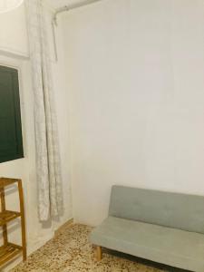 sala de estar con sofá y ventana en Maria Magdalena - Room 4, en Málaga